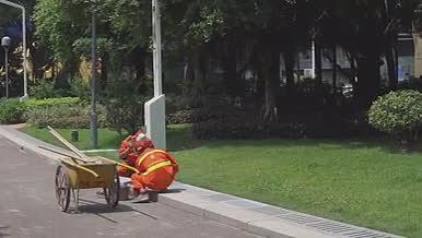 烈日下户外维修城市街道的环卫工人视频的预览图